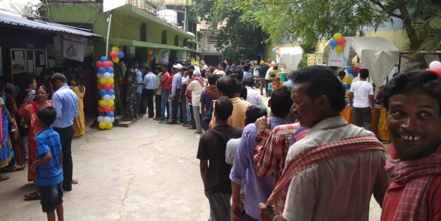 नक्सलियों के गढ़ रहे झुमरा में दनादन दब रहे EVM के बटन, वोटरों में जबर्दस्त उत्साह