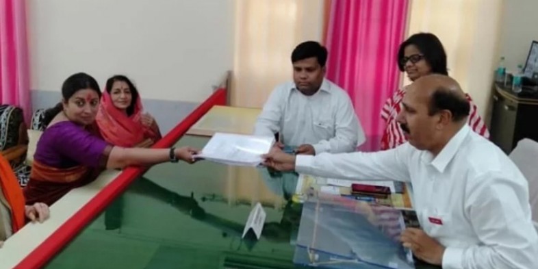 अमेठी में रोड शो कर कलेक्ट्रेट पहुंची केंद्रीय मंत्री स्मृति ईरानी, नामांकन दाखिल किया