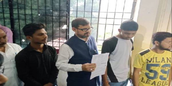 लखनऊ : ट्रांसपोर्ट ऑफिस पहुंचे परिवहन मंत्री, डीएल बनवाने के लिए दस्तावेज लेकर लाइन में लगे