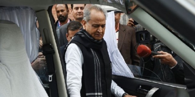 खतरे में अशोक गहलोत की कुर्सी !!