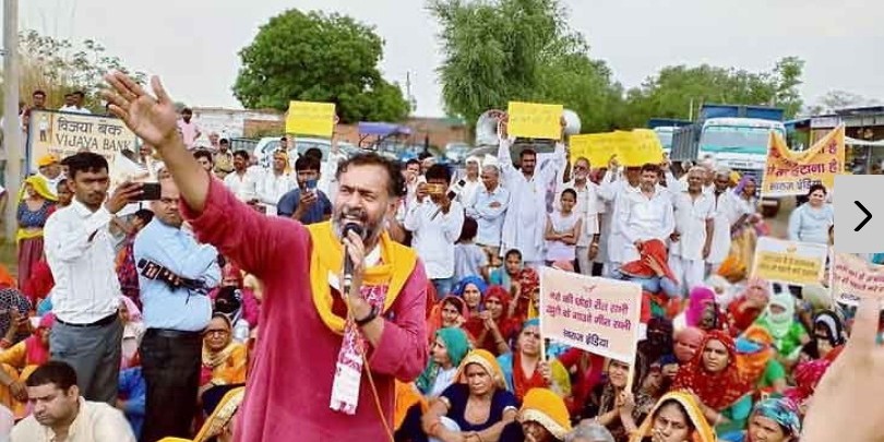 ठेका बंद कराने की मांग पर योगेंद्र यादव ने समर्थकों के साथ किया आधा घंटा रोड जाम