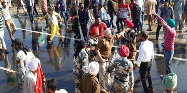 शिक्षामंत्री की कोठी समक्ष प्रदर्शन कर रहे बेरोज़गार अध्यापकों पर लाठीचार्ज, कई घायल