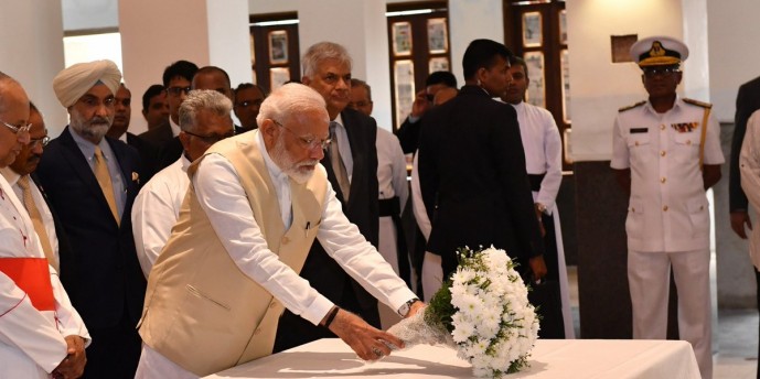 श्रीलंका पहुंचे पीएम मोदी, चर्च में दी श्रद्धांजलि, राष्ट्रपति सिरिसेना संग होगी आतंकवाद पर चर्चा
