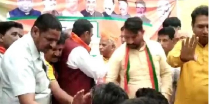 मंच पर बैठे लड्डू खा रहे थे कटारिया, मुर्दाबाद के नारे लगे तो बीच में ही जनसभा छोड़कर भागे