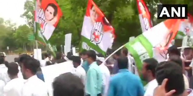 चमकी बुखार का हंगामा दिल्ली पहुंचा, यूथ कांग्रेस का हर्षवर्धन के घर पर प्रदर्शन