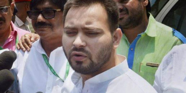 मोदी जन्मजात अगड़े हैं और कागजी पिछड़े हैं : तेजस्वी