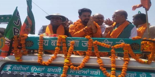 मंत्री बन पहली दफा हिमाचल पहुंचे अनुराग ठाकुर, हुआ भव्य स्वागत