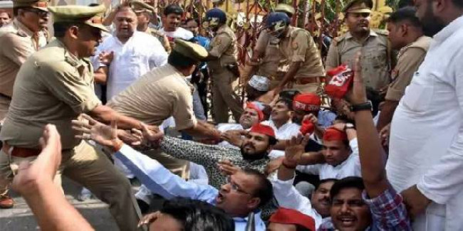 आजम खान विवाद पर सपा का प्रदर्शन, DM बोले- रामपुर में किसी को घुसने नहीं देंगे