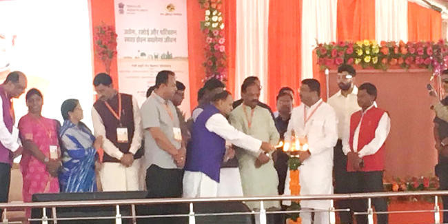 झारखंड में शहरी गैस आपूर्ति परियोजना समेत तीन योजनाओं का मुख्यमंत्री रघुवर दास ने किया उद्घाटन