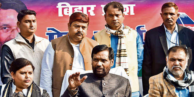 केंद्रीय मंत्री रामविलास पासवान बोले, निजी क्षेत्र में भी लागू हो 60% आरक्षण