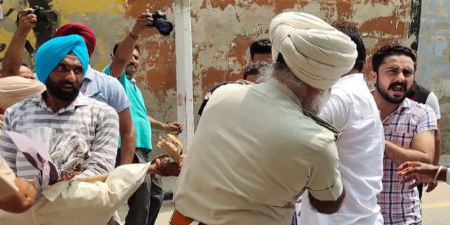 टेट पास बीएड बेरोजगारोंं ने मनप्रीत बादल के कार्यालय के बाहर प्रदर्शन, पुलिस ने खदेड़ा
