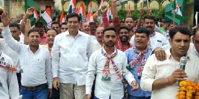 38 गांवों को एमडीडीए में शामिल करने के विरोध में कांग्रेसियों ने किया प्रदर्शन