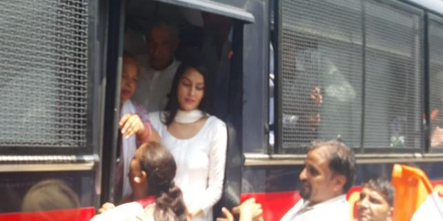 प्रियंका गांधी के समर्थन में कांग्रेस का प्रदर्शन; पुलिस के साथ झड़प, बंसल सहित कई नेता गिरफ्तार