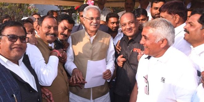 सीएम भूपेश बघेल ने मानी आंदोलन कर रहे आदिवासियों की मांग, जांच के बाद कार्रवाई का निर्देश