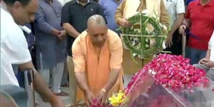 सीएम योगी ने अरुण जेटली के पार्थिव शरीर के दर्शन कर दी श्रद्धांजलि