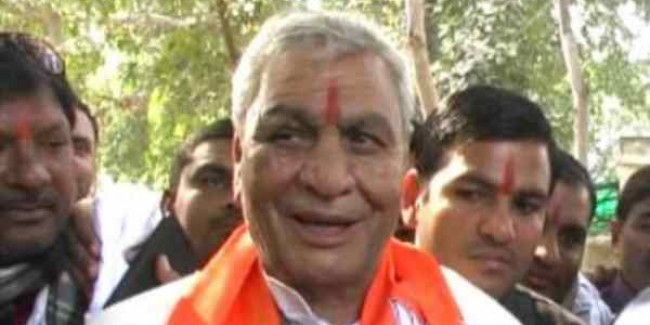 सरकारी कर्मचारी से जूता पहनने पर योगी के मंत्री ने दी सफाई, कही यह बात