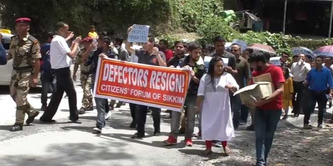 Sikkim residents demand immediate resignation of defecting MLAs