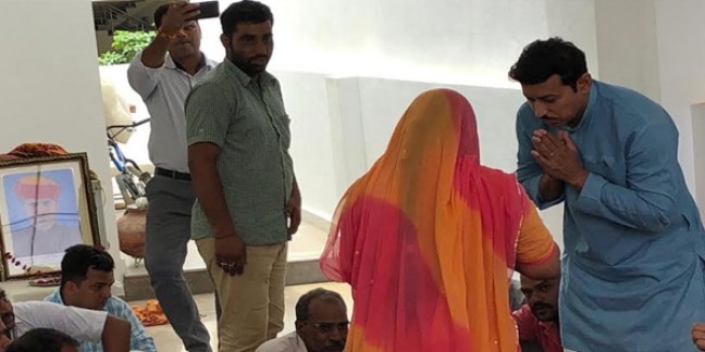 सांसद कर्नल राज्यवर्धन ने मृतक किशोर सिंह के परिवारजनों से मिलकर दी सांत्वना