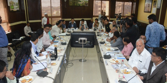 समीक्षा बैठक में सिंधिया बोले- प्रगति हो रही है, भाजपा ने कहा- किस हैसियत से ली बैठक