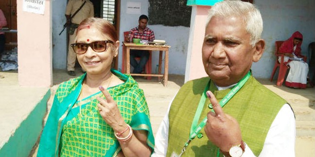 RJD के प्रदेश अध्यक्ष रामचंद्र पूर्वे ने पत्नी के साथ किया मतदान