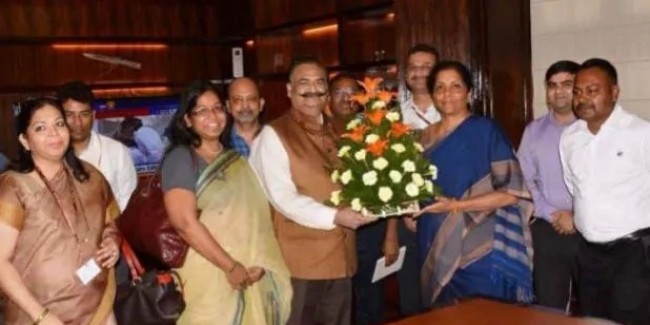 निर्मला सीतारमण को दिया था बड़ा सा बुके, 18 दिन बाद ही छीन ली गई नौकरी