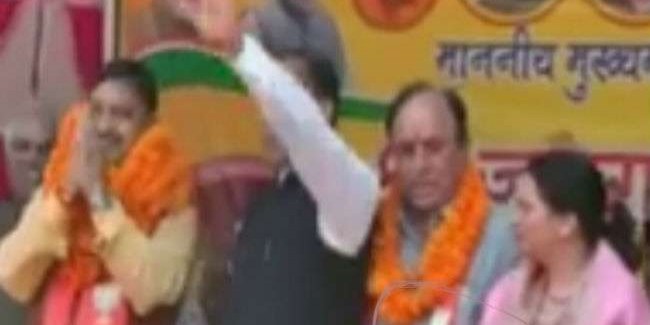 मंच से सड़क पर भाजपा की लड़ाई, सीएम के मंच पर महिला नेता से बदसलूकी की राज्यपाल से शिकायत