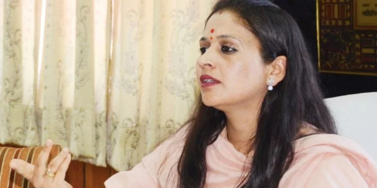 हिमाचल: डीसी पर केस और तबादले पर अड़े मेयर और पार्षद