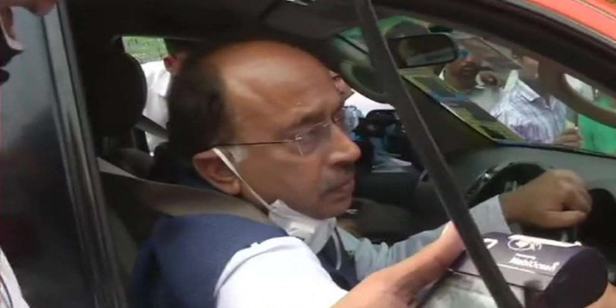 ऑड-ईवन के विरोध में ऑड गाड़ी में निकले विजय गोयल, कटा चालान