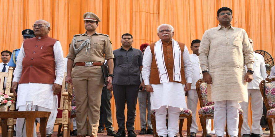 खट्टर कैबिनेट में शामिल होने के लिए 10 मंत्रियों ने ली शपथ