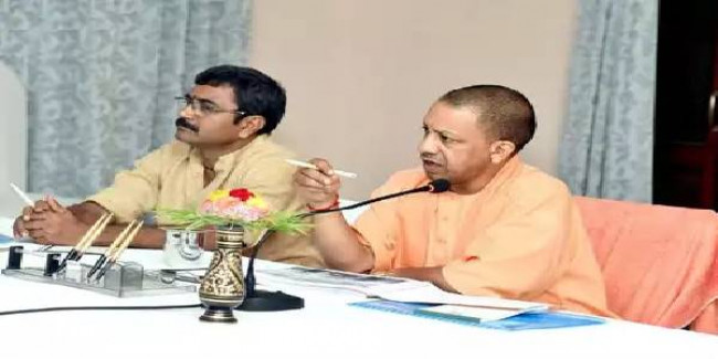 काशी में CM योगी ने अफसरों को दी नसीहत, कहा- भ्रष्टाचार से रहें दूर