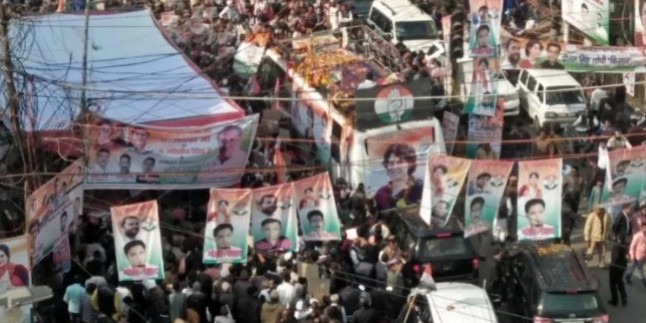 रोड शो के दौरान तारों में उलझे राहुल-प्रियंका बस से नीचे उतरे, चाय पी और आगे बढ़े