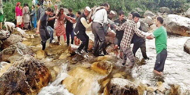 Bus Accident in Kullu: दर्दनाक मंजर देख युवाओं ने भी हारी हिम्मत