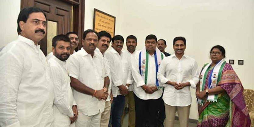 TDP leaders join YSRCP in Guntur