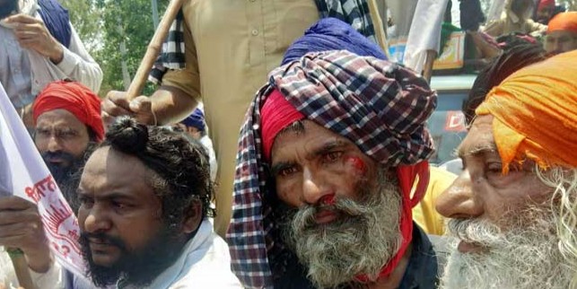 प्रदर्शन कर रहे किसानों को पुलिस ने पानी छोड़कर खदेड़ा, कई जख्मी