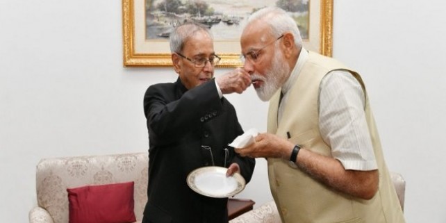 पीएम मोदी ने प्रणब मुखर्जी से लिया आशीर्वाद, फोटो शेयर कर लिखा- दूरदर्शी नेता