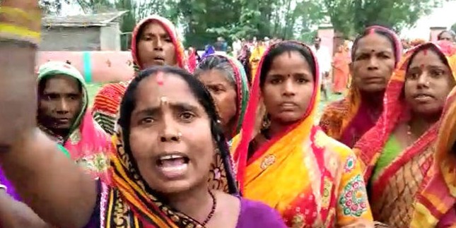 ईवीएम खराब कह कर एक पक्ष को वोट देने की बात पर बिफरीं महिलाएं, वोटिंग बाधित