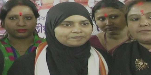 इशरत जहां के हनुमान चालीसा पाठ में शामिल होने पर मचा बवाल, मिला घर खाली करने का फरमान