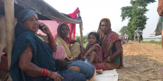 बिहार बाढ़: जहां रह रहे वहीं लाश जला रहे लोग