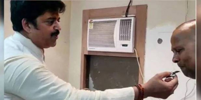 केक खिलाकर पुलिस अफसर से बोले रवि किशन- आपने चुनाव जिताने में खूब मदद की