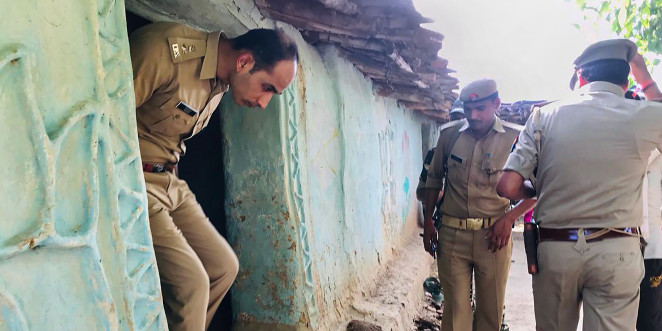 सोनभद्र: 30 ट्रैक्टर में भरकर आए 300 लोग, गांव घेरकर लगा दिया लाशों का अंबार