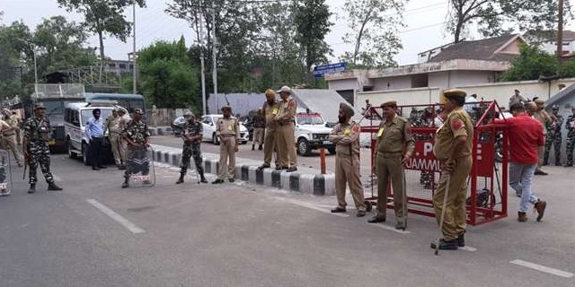 मतगणना केंद्रों के बाहर कड़ी सुरक्षा, बिक्रम-चौक सतवारी मार्ग पर यातायात रोका