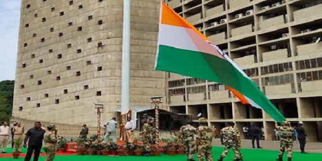 सीएम खट्टर ने सचिवालय परिसर में फहराया 80 फीट ऊंचा तिरंगा