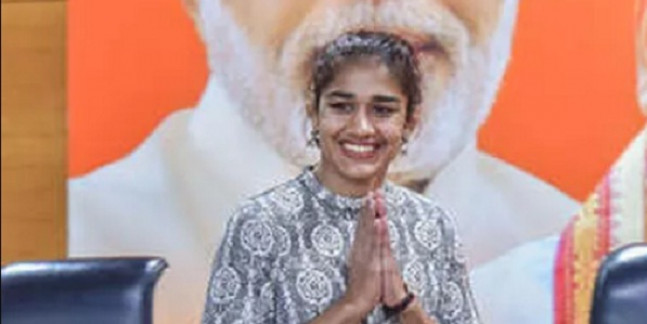 पहलवान बबीता फोगाट का इस्तीफा मंजूर, अब चुनाव में BJP बना सकती है उम्मीदवार