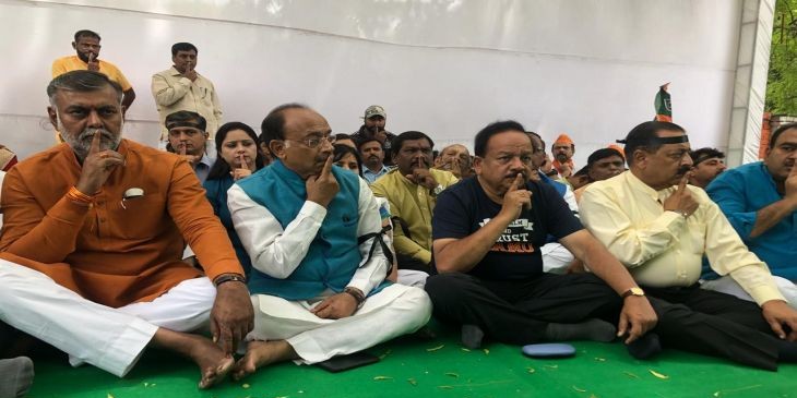 बीजपी नेता काली पट्टी बांध जंतर-मंतर पर बैठे, जानें क्या है पूरा मामला