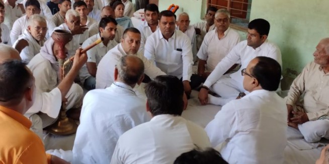 शहीद फ्लाइट लेफ्टिनेंट आशीष तंवर के परिजनों से मिले पूर्व सांसद दुष्यंत चौटाला