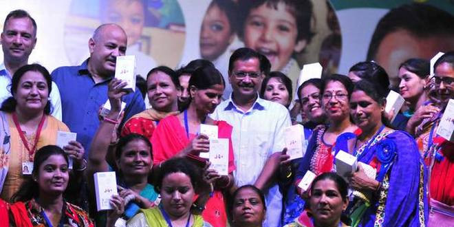 Kejriwal distributes smartphones to 10,000 anganwadi workers