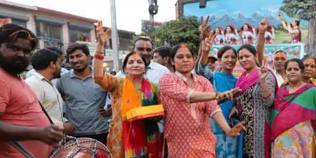 निशंक को केंद्रीय मंत्री बनाने पर जश्न, भाजपाइयों ने आतिशबाजी की और बांटी मिठाई