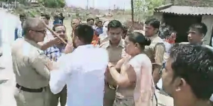 चंदौली के मतदान केंद्र पर भिड़े भाजपा-सपा कार्यकर्ता, विधायक पर पथराव, पुलिस ने किया लाठी चार्ज