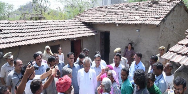 मुख्यमंत्री ने स्वयंसेवी संस्थाओं एवं ग्रामीणों से संवाद किया