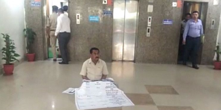 मुख्यमंत्री कार्यालय की बिल्डिंग में धरने पर बैठ गए तिलकराज बेहड़... यहां जानिए कारण